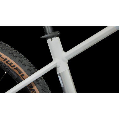 Reaction Hybrid SLX 750